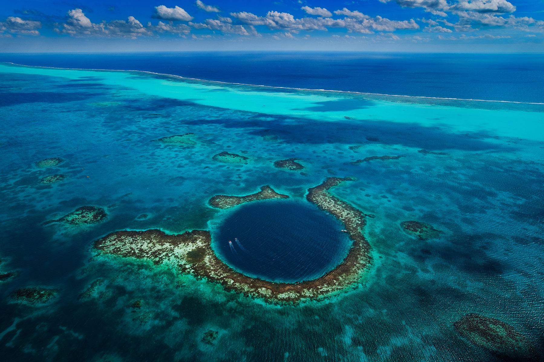 Le Grand Trou Bleu, atoll de Lighthouse Reef, District de Belize, Belize (17°19’ N - 87°32’ O)